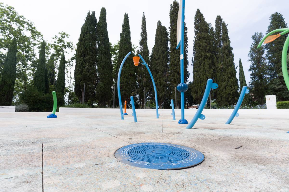 Crida al civisme en els jocs d'aigua: la presència d’un bacteri d’origen fecal obliga a tancar el del parc de Cordelles