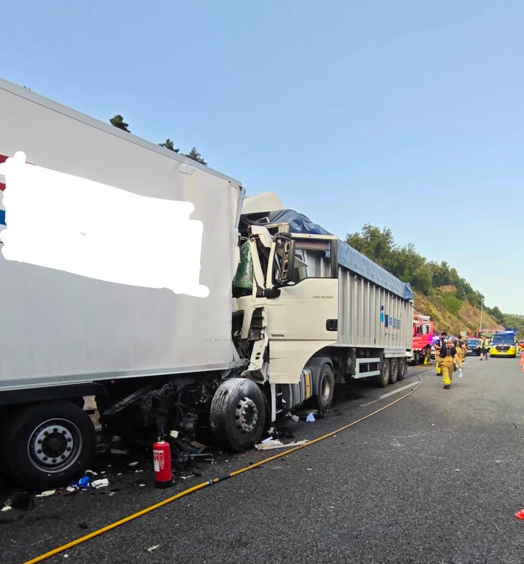 Un ferit en estat crític en un xoc entre camions a Arbúcies. - Bombers