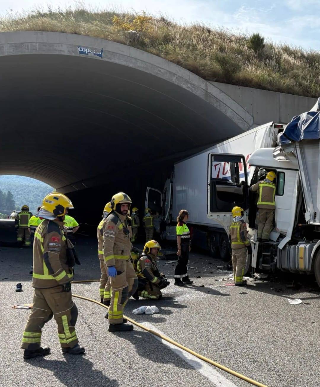 Un ferit en estat crític en un xoc entre camions a Arbúcies. - Bombers
