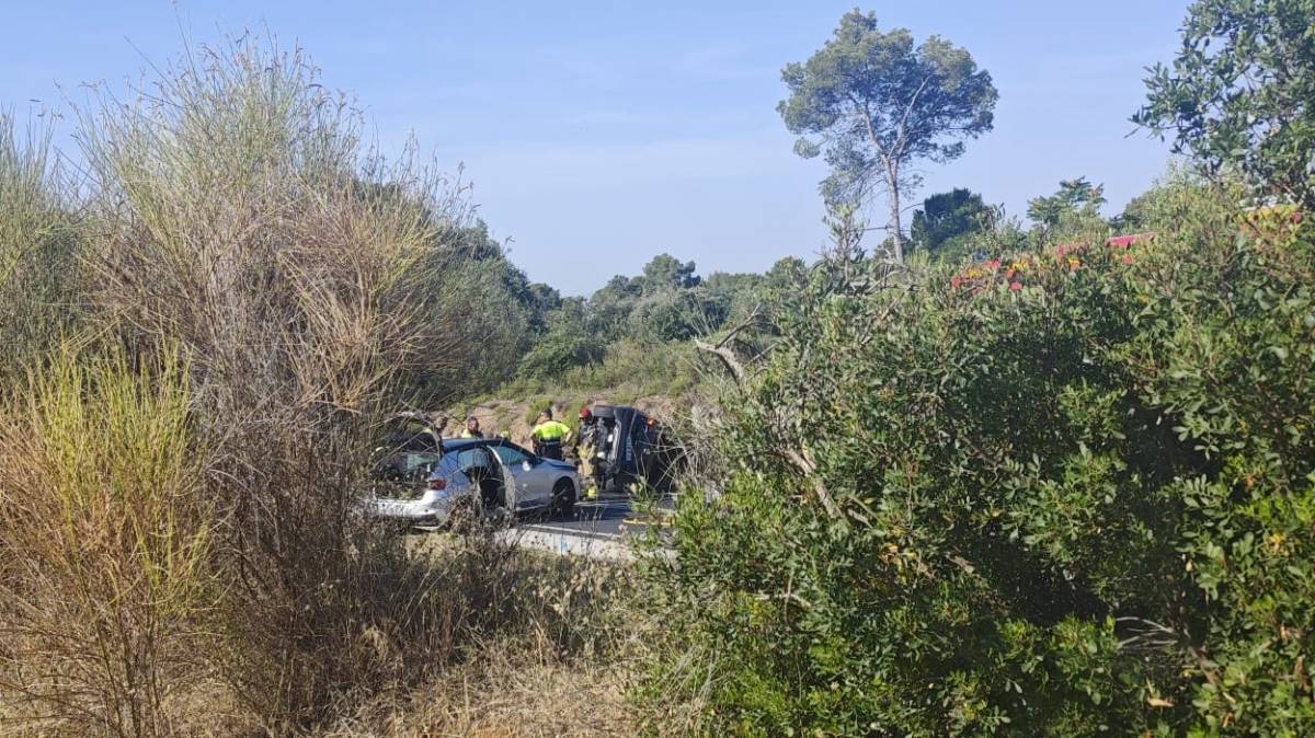 Xoc frontal entre dos turismes a la carretera de Castellar amb una persona atrapada
