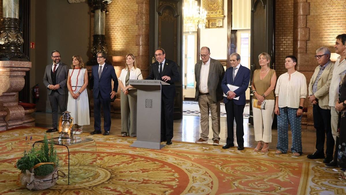 La Flama del Canigó arriba al Parlament entre reivindicacions de la llengua