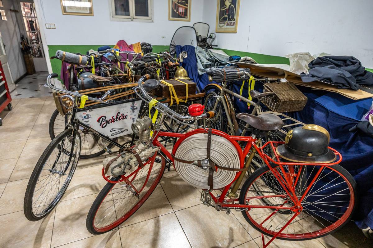 La bicicleta de barber i la de bomber, amb la manguera al mig