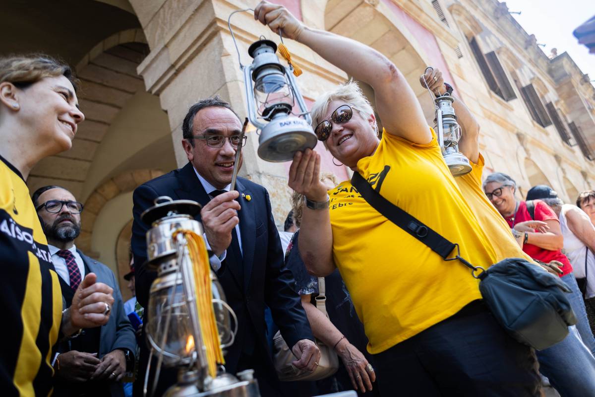 La Flama del Canigó arriba al Parlament entre reivindicacions de la llengua