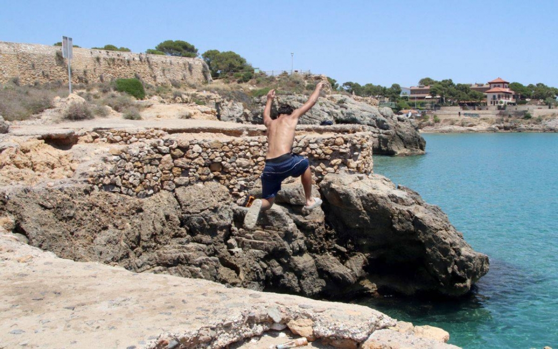 Diversos joves menors d'edat fan salts des d'una zona de roques a Tarragona tot i estar prohibit