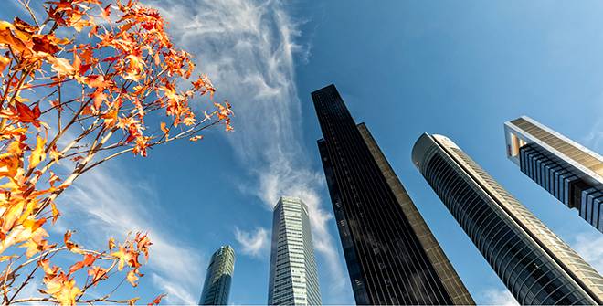 Desallotgen una de les Quatre Torres de Madrid per un incendi