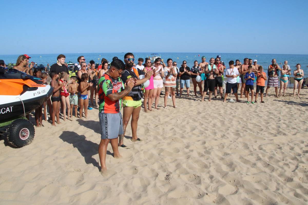 Homenatge als tres menors morts a la platja de l'Arrabassada amb una ofrena floral