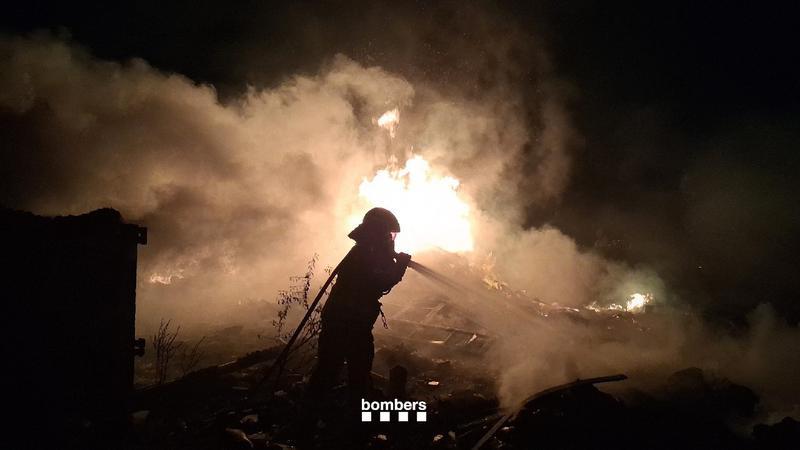 Dos vehicles i un arbre, afectats per l'incendi de sis contenidors a Castellar del Vallès