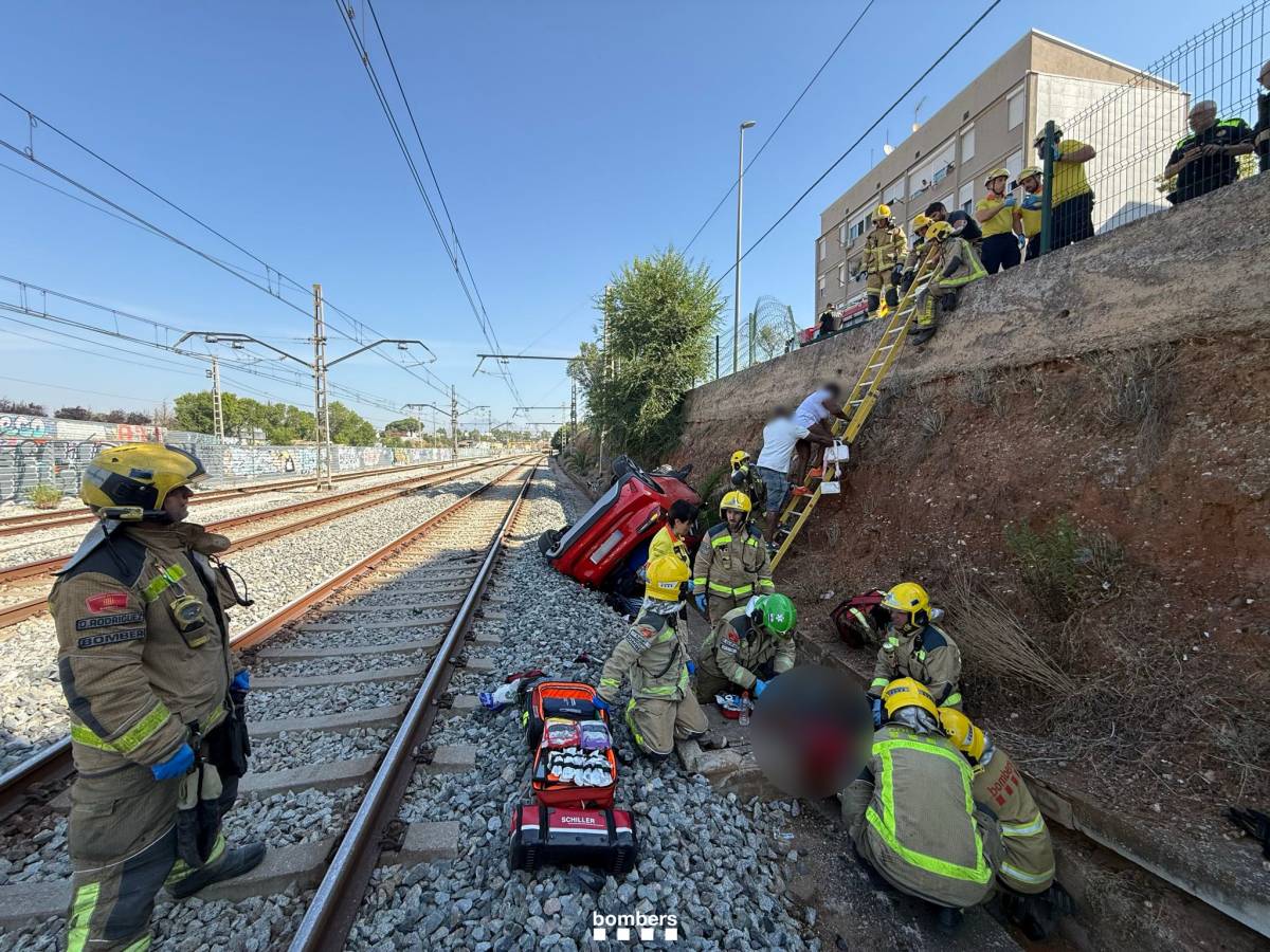 Cau un cotxe amb quatre ocupants a les vies del tren al costat de l'Aeroport de Sabadell