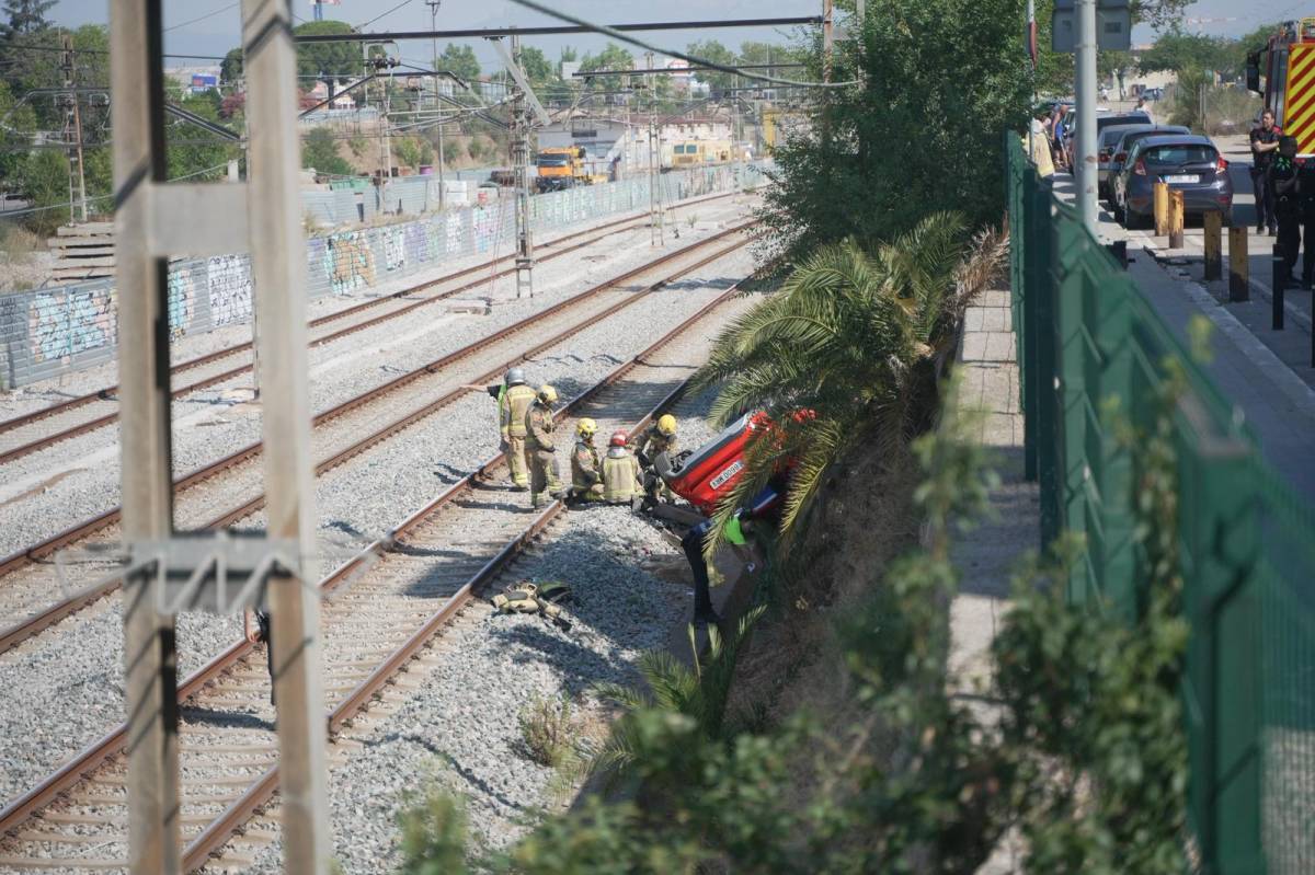 FOTOS | Cau un cotxe amb quatre ocupants a les vies del tren al costat de l'Aeroport de Sabadell