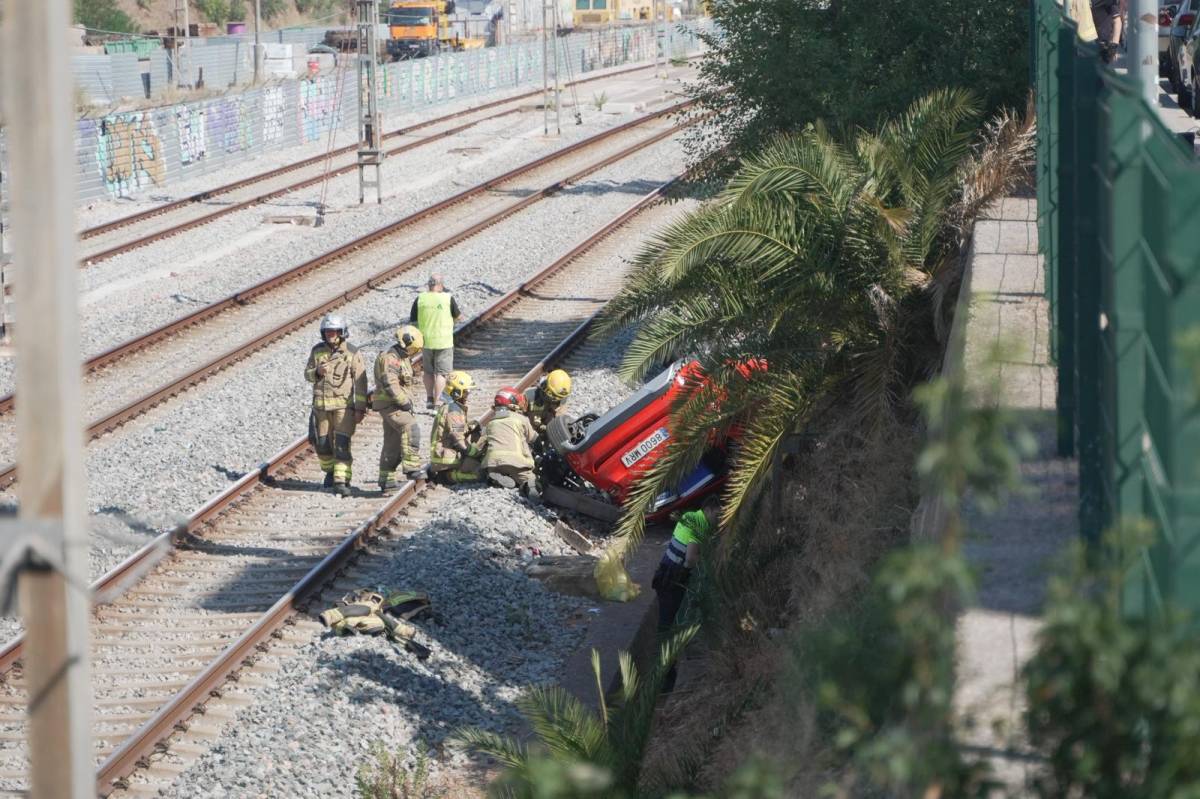 Cau un cotxe a les vies del tren a Sabadell - David Chao Cau un cotxe a les vies del tren a Sabadell