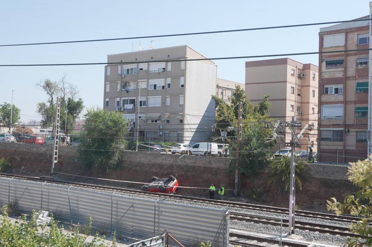 Cau un cotxe a les vies del tren a Sabadell - David Chao Cau un cotxe a les vies del tren a Sabadell