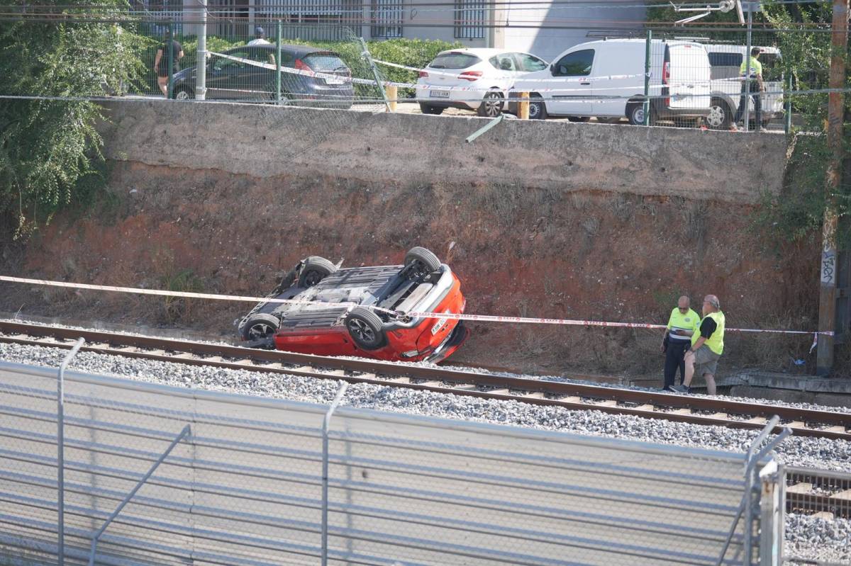 Cau un cotxe a les vies del tren a Sabadell - David Chao Cau un cotxe a les vies del tren a Sabadell