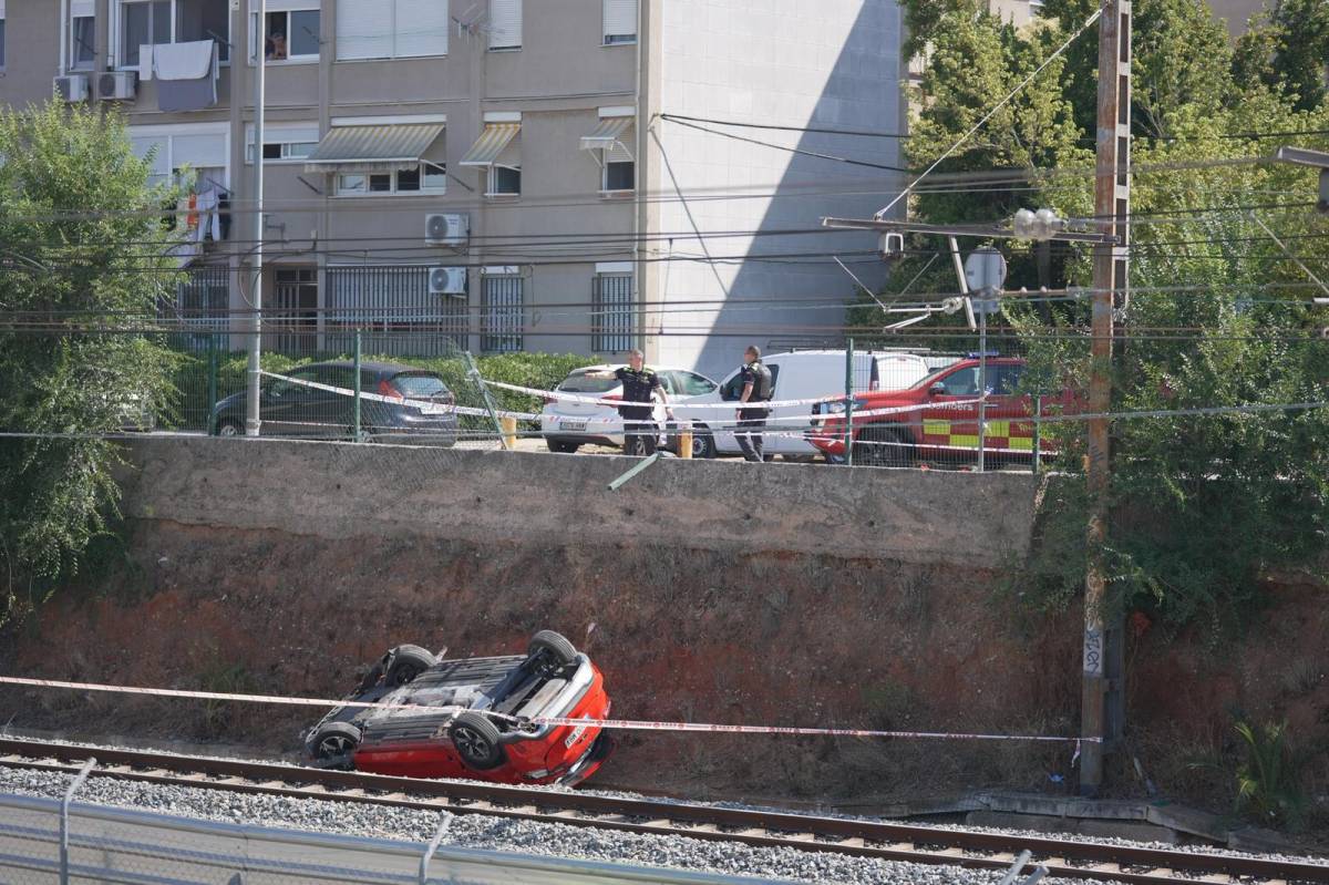 Cau un cotxe a les vies del tren a Sabadell - David Chao Cau un cotxe a les vies del tren a Sabadell