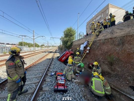 Un cotxe cau a les vies del tren a Sabadell i obliga a tallar l'R4