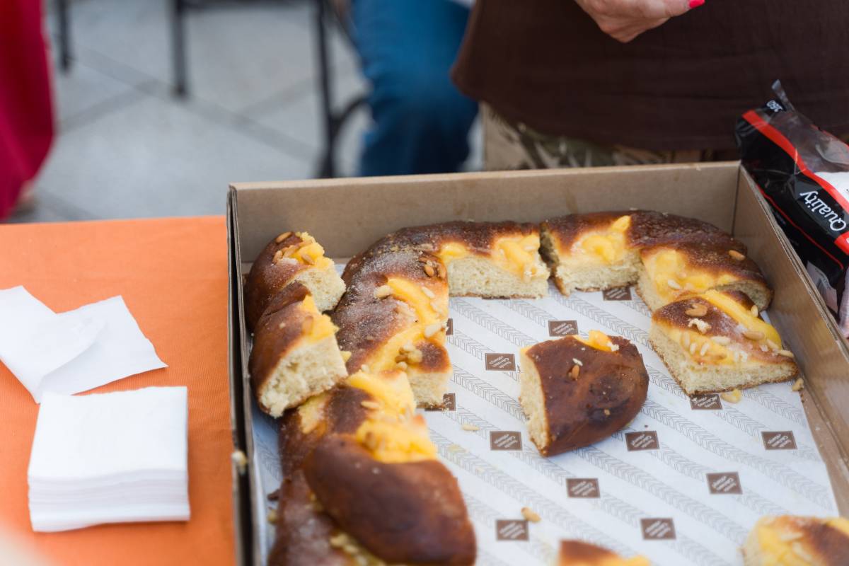 La coca de Sant Joan, indispensable en aquesta celebració