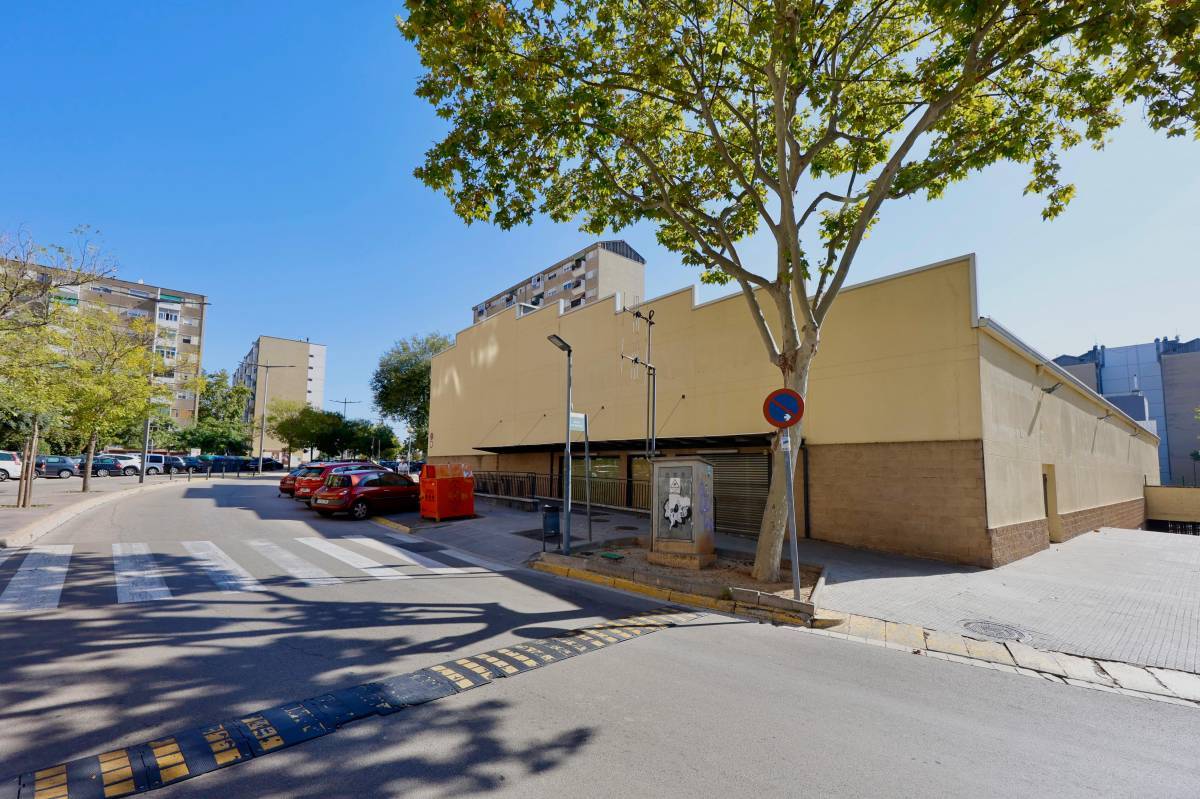 Recta final per a l'obertura d'un dels nous supermercats de Badia