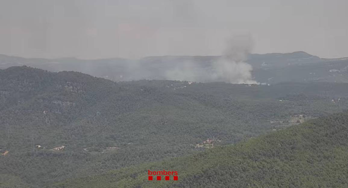 Un incendi de vegetació a Sant Quirze Safaja obliga a confinar un càmping de la zona
