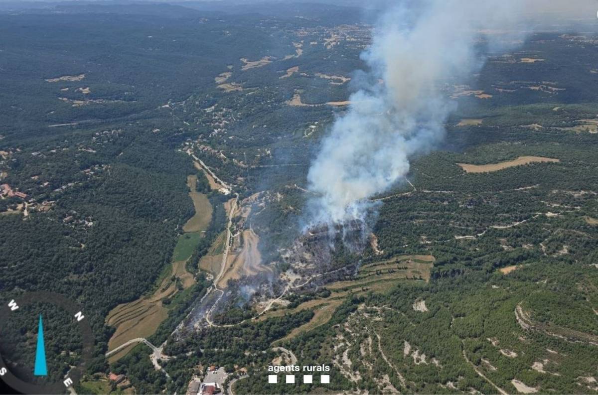 L'incendi de vegetació a Sant Quirze Safaja obliga a confinar el municipi
