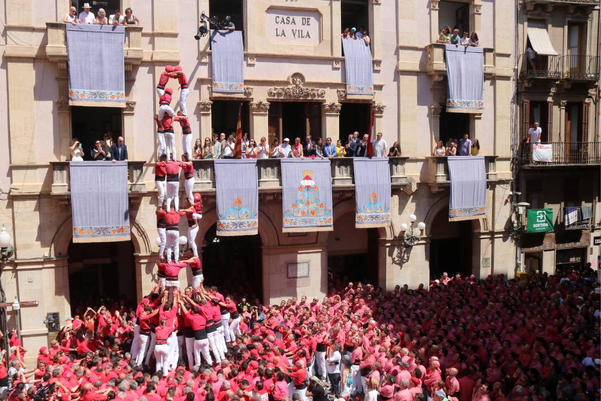 Cinc castells de gamma extra per Sant Joan a Valls obren la temporada en any de Concurs
