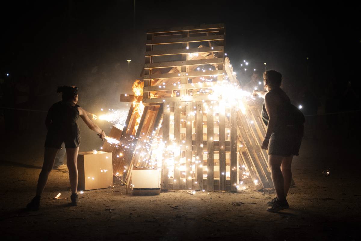FOTOS | Foguera, música i festa en la Revetlla de Sant Joan a Terrassa