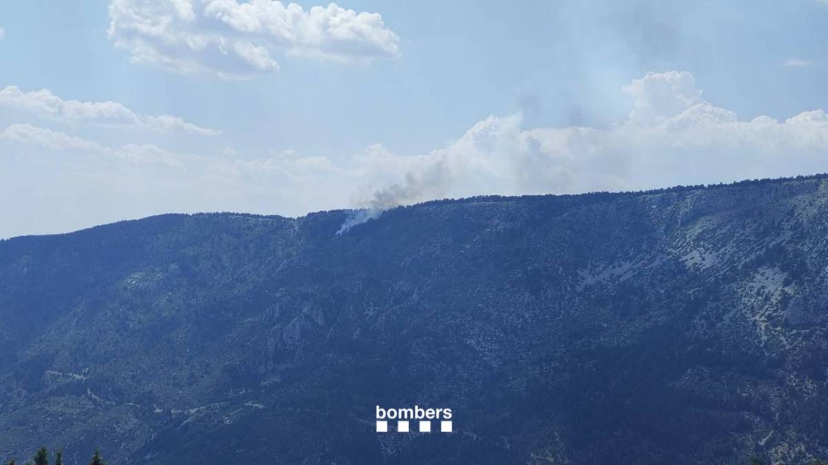 Els Bombers estabilitzen l'incendi d'Odèn en una àrea d'accés difícil amb suport aeri