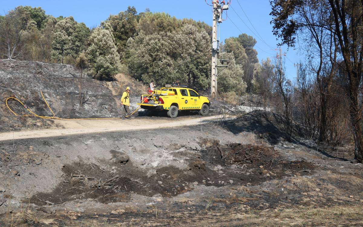 Els Bombers estabilitzen el foc de Sant Quirze Safaja i aixequen el confinament