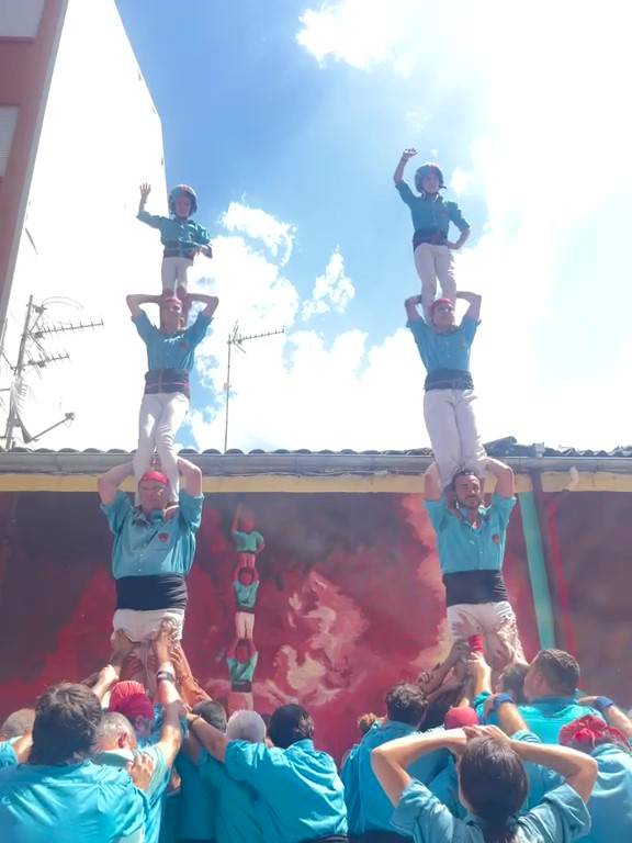 Els Castellers de Terrassa consoliden l'idil·li entre les falles i els castells al Pont de Suert 