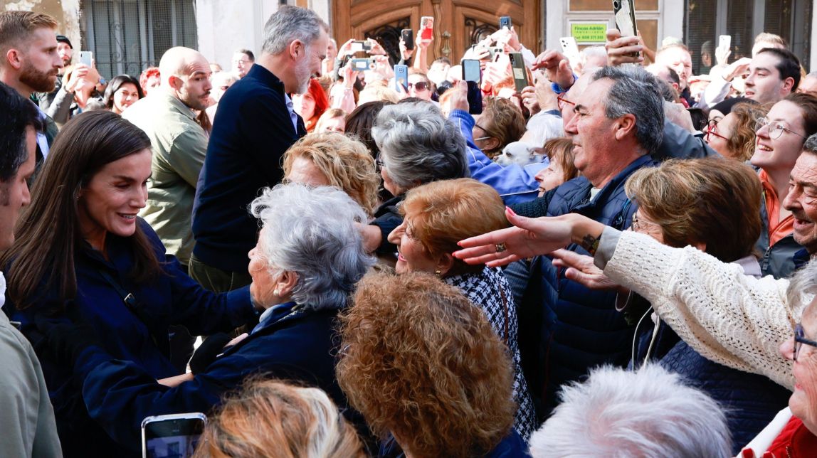 Els reis d'Espanya visiten Xiva encapsulats amb un fort dispositiu de seguretat per no repetir Paiporta