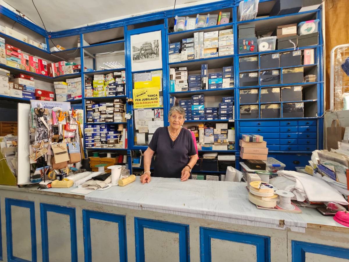 Rosa Maria Bellvehí rere el taulell de Can Guerris. - Bernat Castanyer