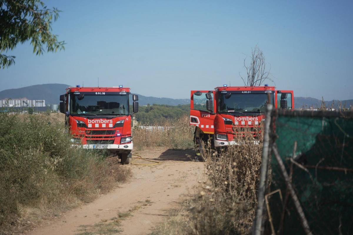 Bombers treballant en l'extinció de l'incendi - David Chao
