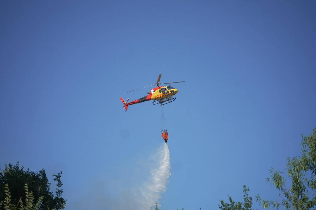 Helicòpter dels bombers treballant en l'extinció de l'incendi - David Chao