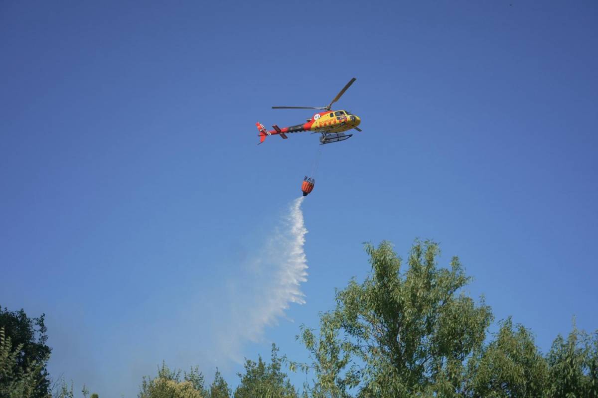 Helicòpter dels bombers treballant en l'extinció de l'incendi - David Chao