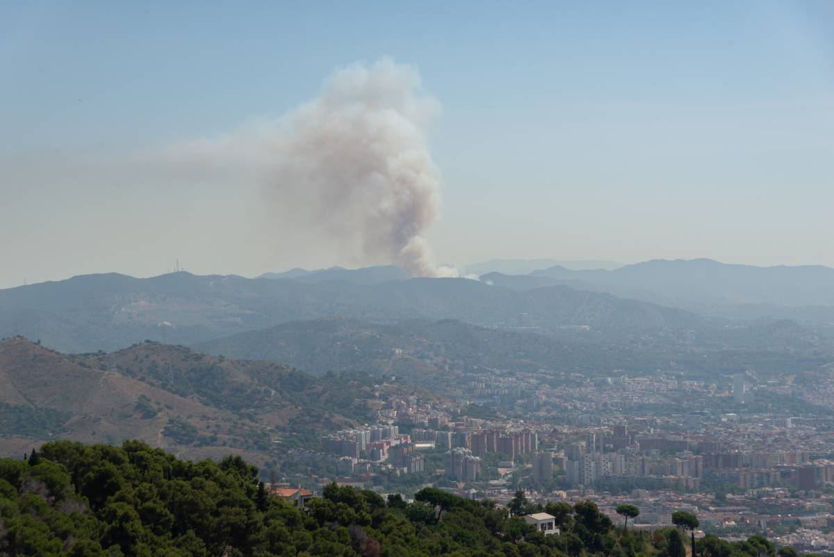 Un incendi forestal a Tiana obliga a tancar el poliesportiu municipal