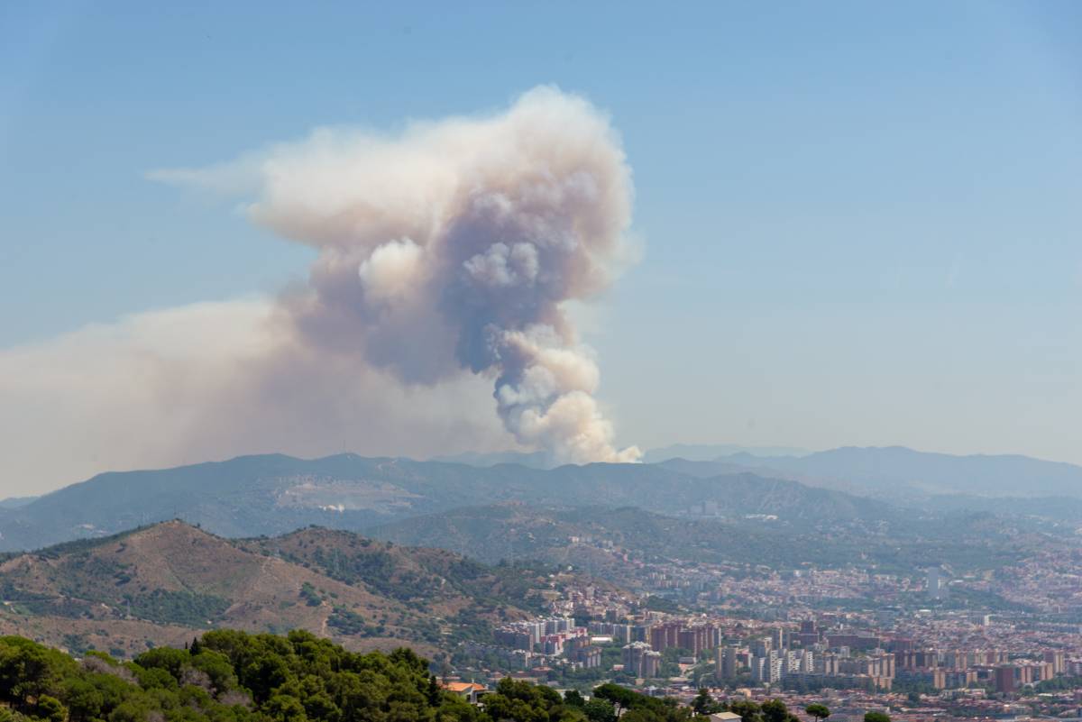 Un incendi forestal a Tiana obliga a tancar el poliesportiu municipal