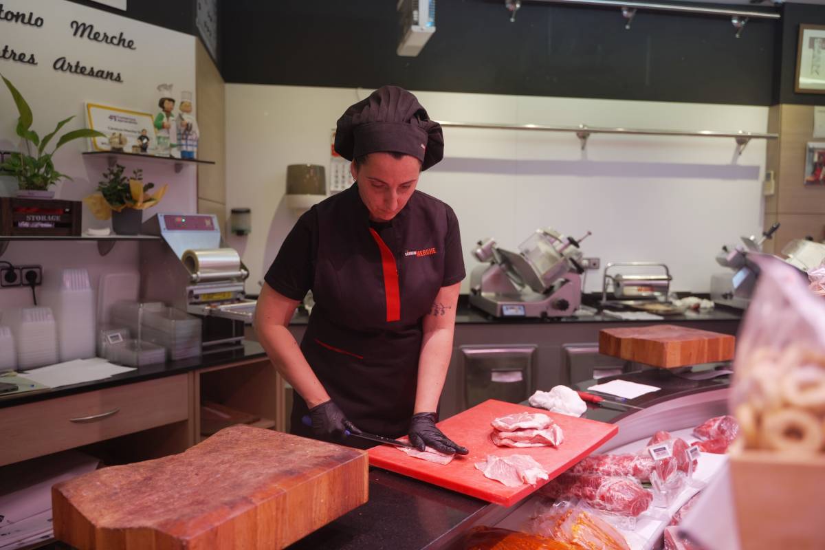 L`Àngels talla carn a la botiga del carrer de Montcada de Cárnicas Merche