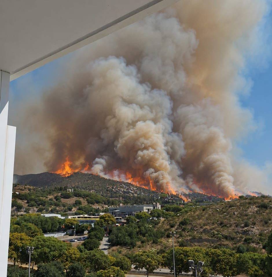 L'incendi de Tiana obliga a confinar una urbanització i un alberg