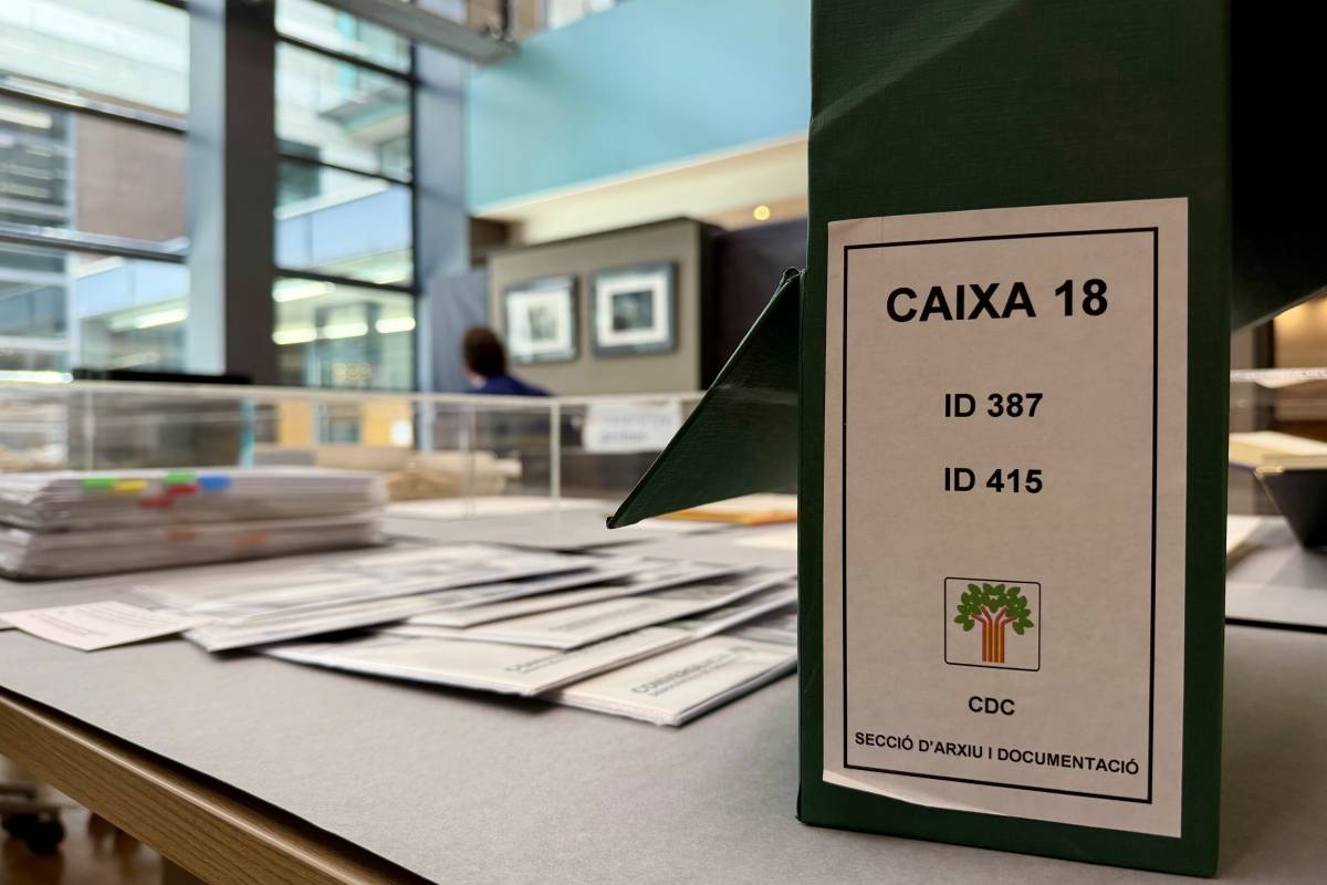 Una de les capses del fons documental de CDC a l`Arxiu Nacional de Catalunya