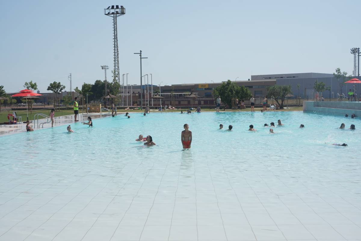 Les noves piscines de Castellar acullen desenes de famílies