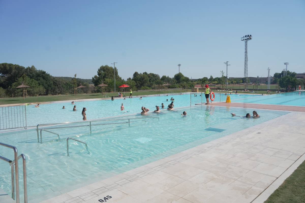 Les noves piscines de Castellar acullen desenes de famílies