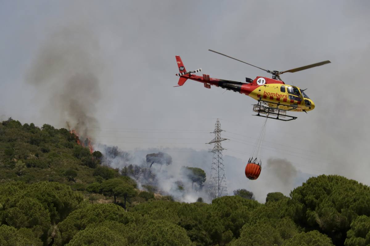 Un detingut per l'incendi de Tiana que ha obligat a confinar els veïns de quatre municipis