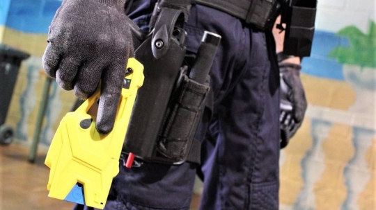 Torna la sintonia per portar les pistoles Taser a la Guàrdia Urbana de Barcelona: Junts, PSC, PP i Vox s'hi posen d'acord