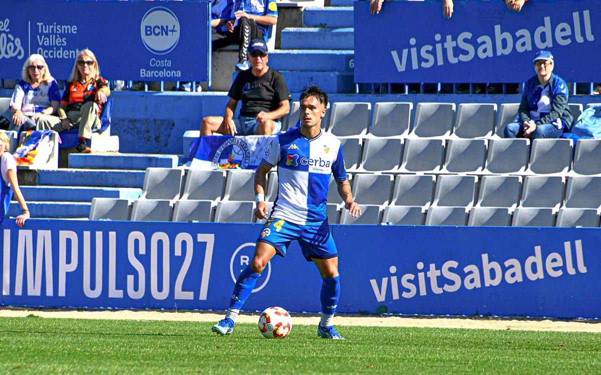 Ivan Tébar fitxa pel CE Manresa i Víctor Matovu deixa el club