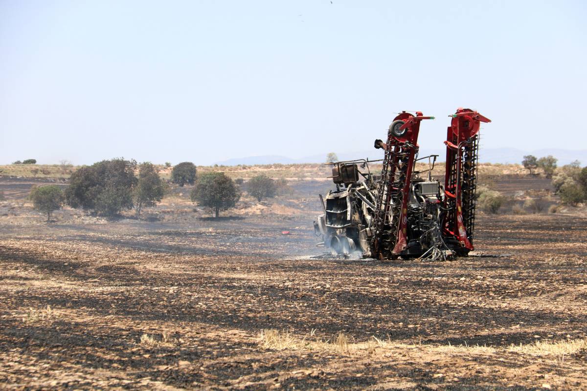 Desconfinat el nucli de Santa Maria de Montmagastrell per un foc de camps i rostolls que encara té represes