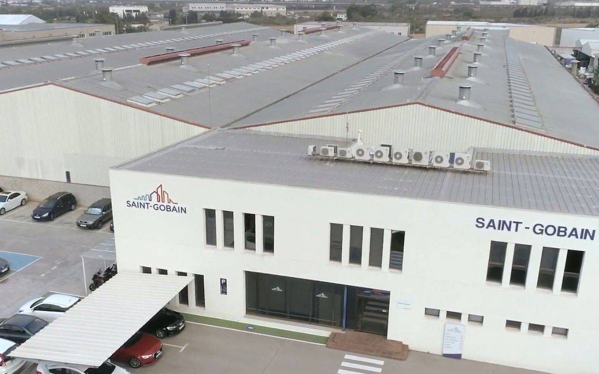 Acord tancat entre Saint-Gobain i els treballadors per al trasllat de la planta del Vendrell a l'Arboç