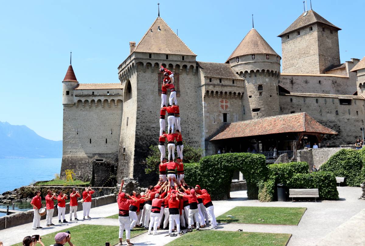 Els Castellers de Barcelona «s'aixequen» a Chillon i Lausana en la gira per Suïssa