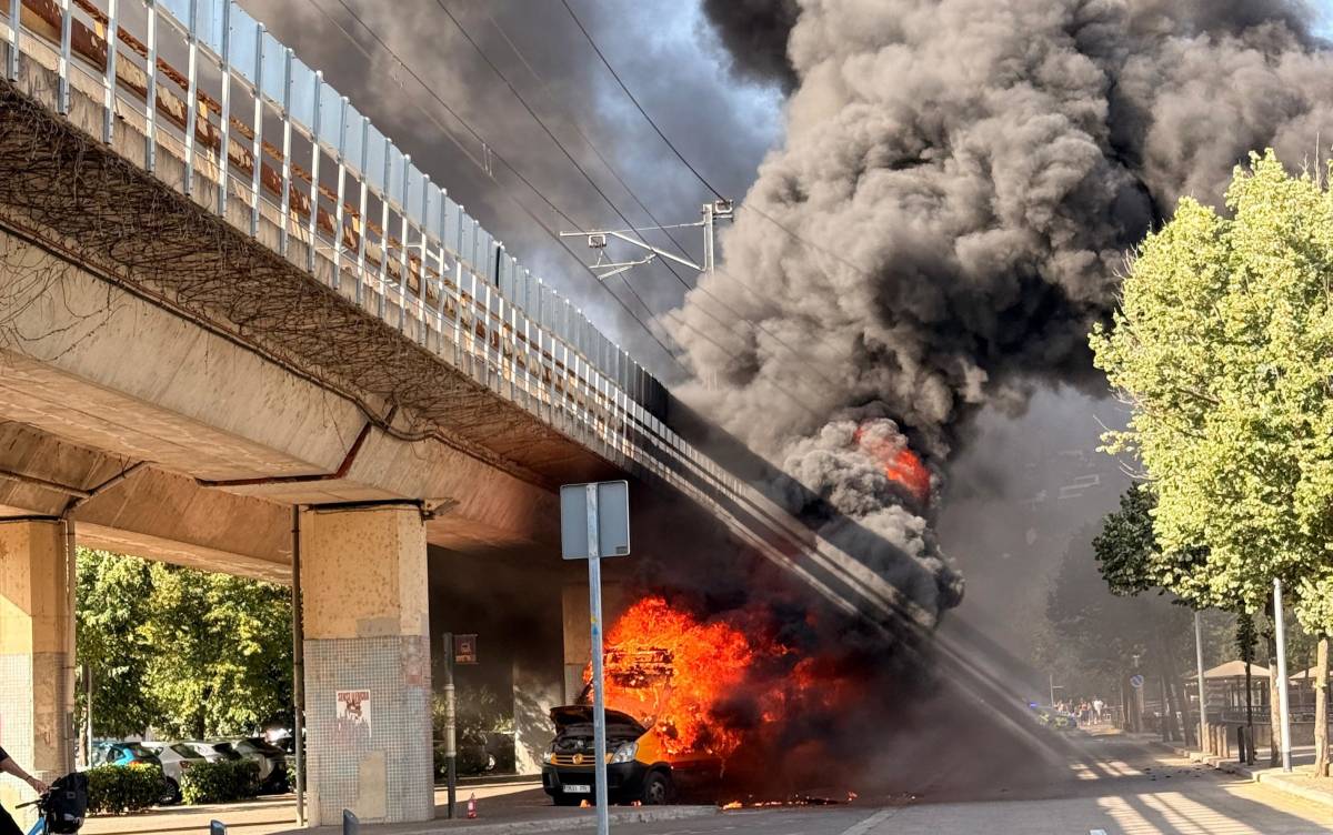 Crema completament un autobús sota les vies del tren al centre de Girona 