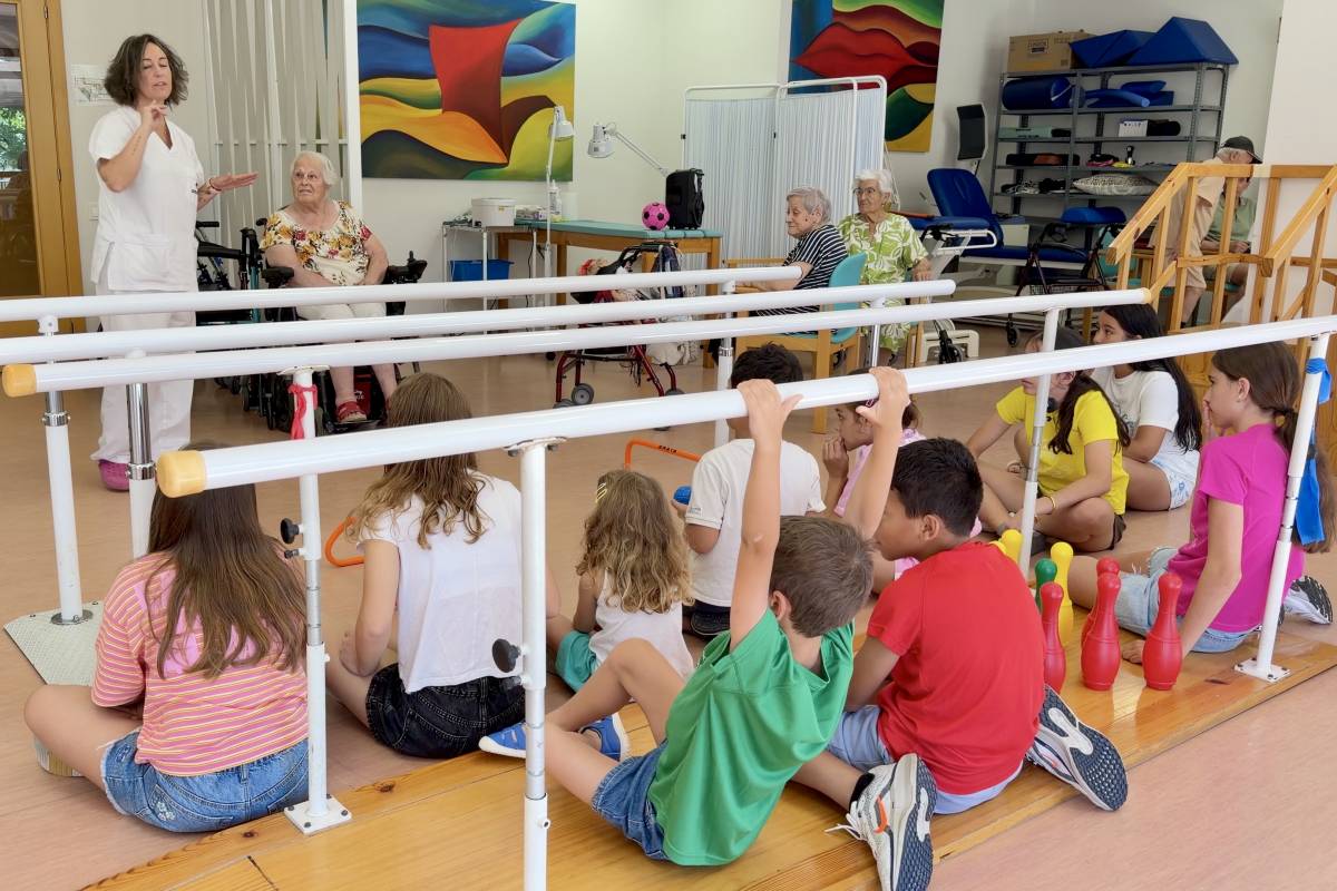 Infants i usuàries de la residència jugant plegats - ACN