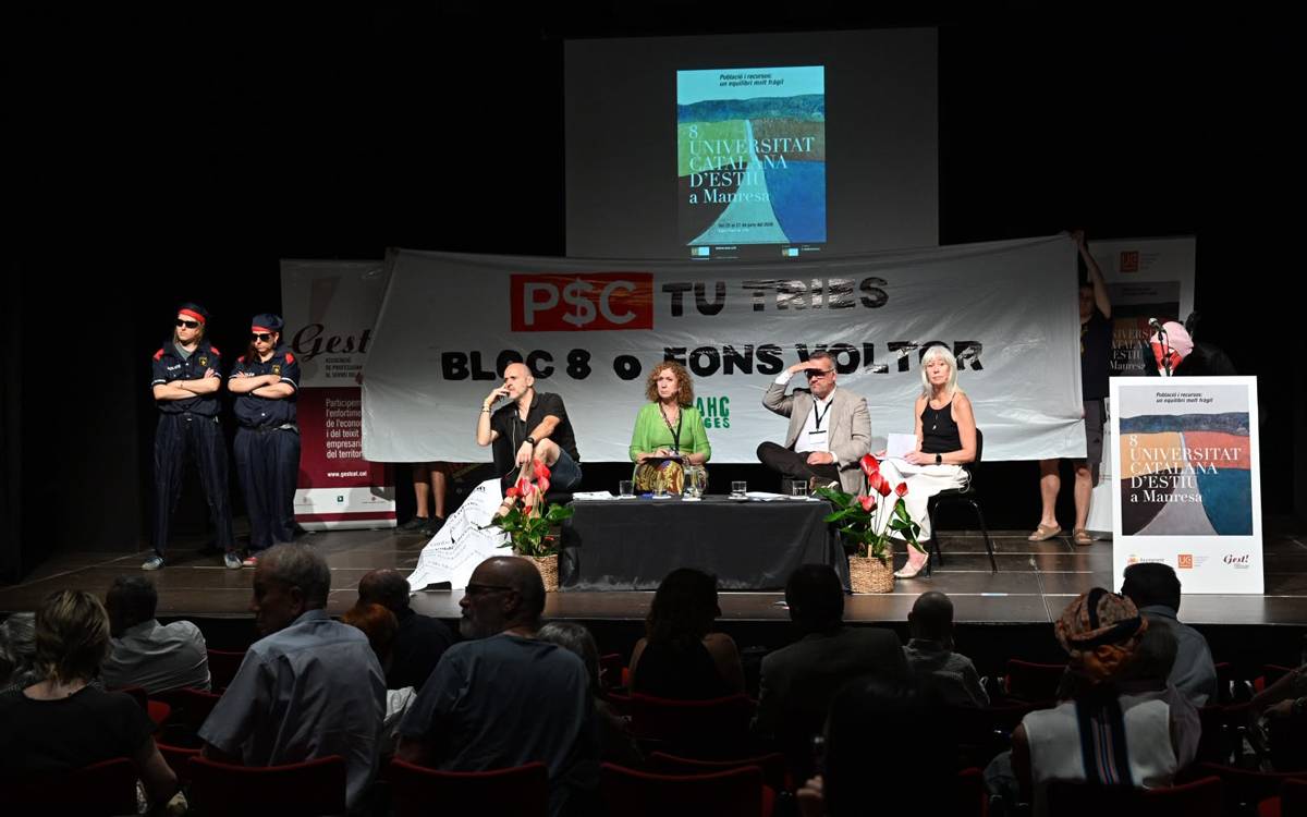 La PAHC Bages irromp a la Universitat Catalana d'Estiu a Manresa per reivindicar el Bloc 8