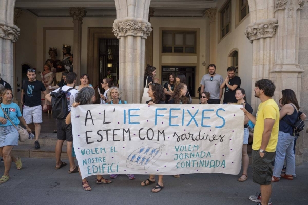 Les famílies de l'IE Feixes de Terrassa protesten contra l'horari partit i anuncien boicots a les classes de les tardes