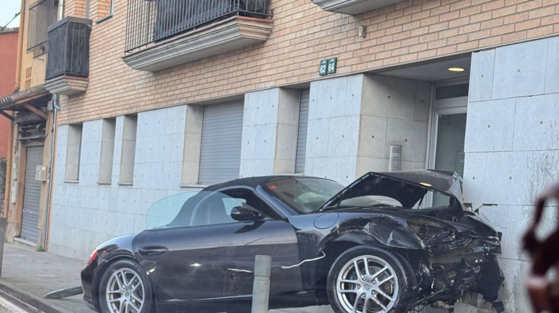 Un conductor begut s'encasta amb el seu cotxe de luxe contra un bloc de pisos a Celrà